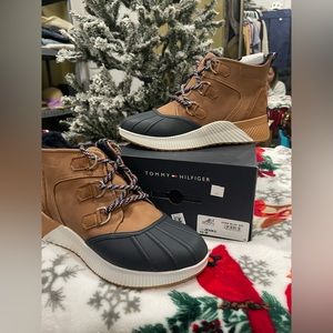 NWT TOMMY HILFIGER JENKO SNEAKERS